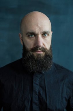 Genç sakallı adam