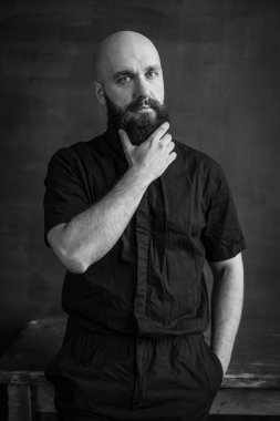 Genç sakallı adam