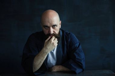 Genç sakallı adam