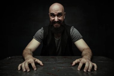 kızgın sakallı adam