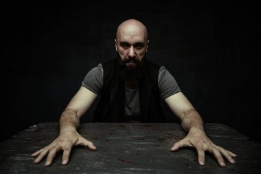 kızgın sakallı adam