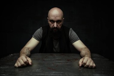 kızgın sakallı adam