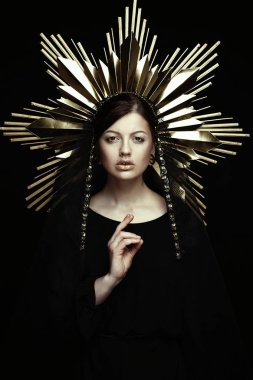 Altın headdres kadında