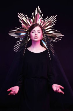 Altın headdres kadında