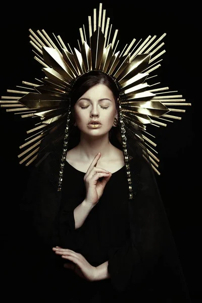 Altın headdres kadında — Stok fotoğraf