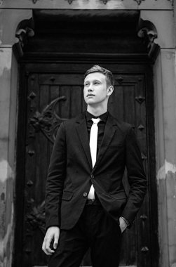 siyah elbiseli yakışıklı adam