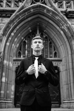 siyah elbiseli yakışıklı adam