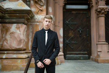 siyah elbiseli yakışıklı adam