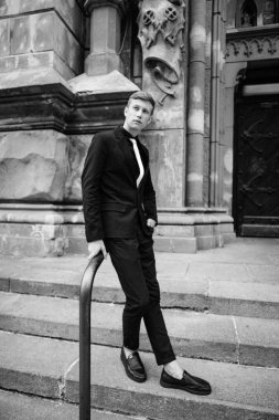 siyah elbiseli yakışıklı adam