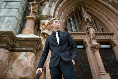 siyah elbiseli yakışıklı adam