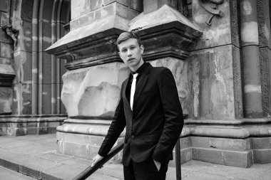 siyah elbiseli yakışıklı adam