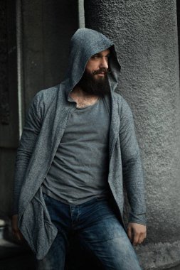 Yakışıklı sakallı adam.