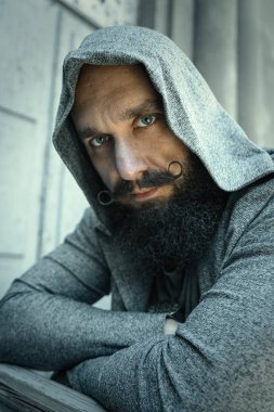 Yakışıklı sakallı adam.