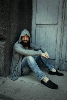 Yakışıklı sakallı adam.