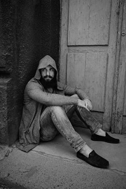 Yakışıklı sakallı adam.