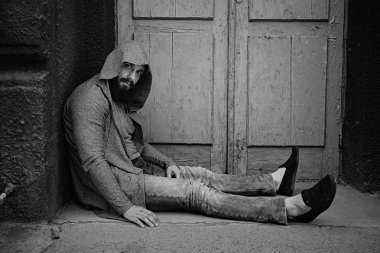 Yakışıklı sakallı adam.