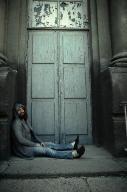 Yakışıklı sakallı adam.