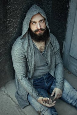 Yakışıklı sakallı adam.