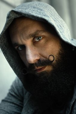 Yakışıklı sakallı adam.