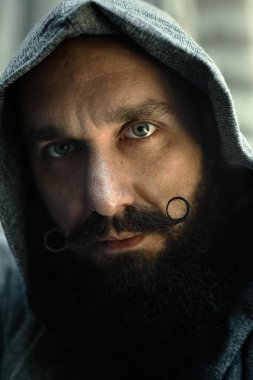 Yakışıklı sakallı adam.