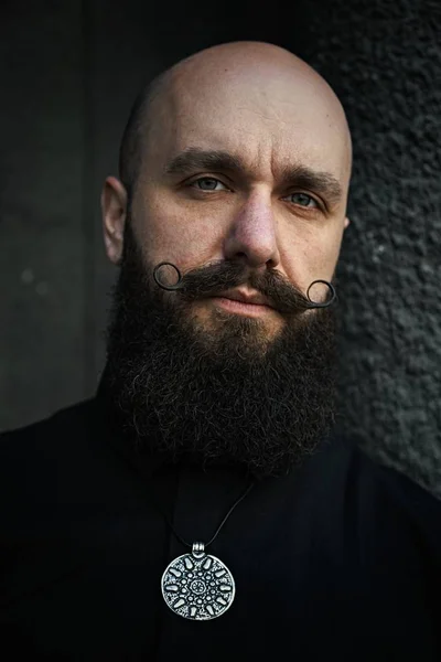 Красавчик с бородой — стоковое фото