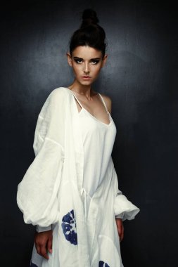 Beyaz elbiseli çekici genç kadın