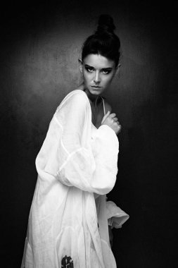 Beyaz elbiseli çekici genç kadın