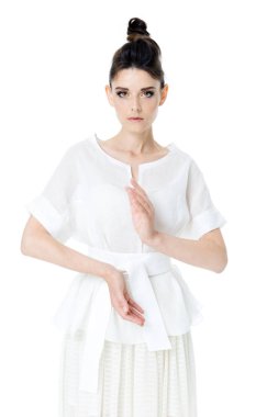 Zarif beyaz elbiseli kadın