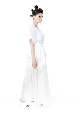 Zarif beyaz elbiseli kadın