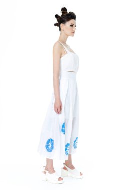 Zarif beyaz elbiseli kadın