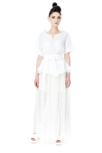 Zarif beyaz elbiseli kadın — Stok fotoğraf