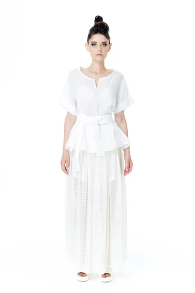 Vrouw in elegante witte jurk — Stockfoto