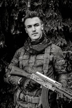 Bir tüfek ile askeri asker 
