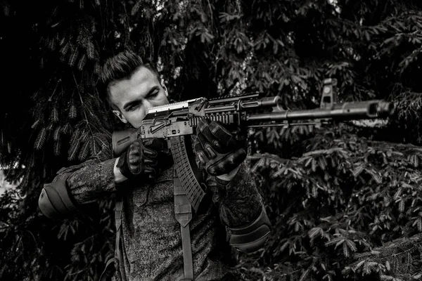 Bir tüfek ile askeri asker — Stok fotoğraf