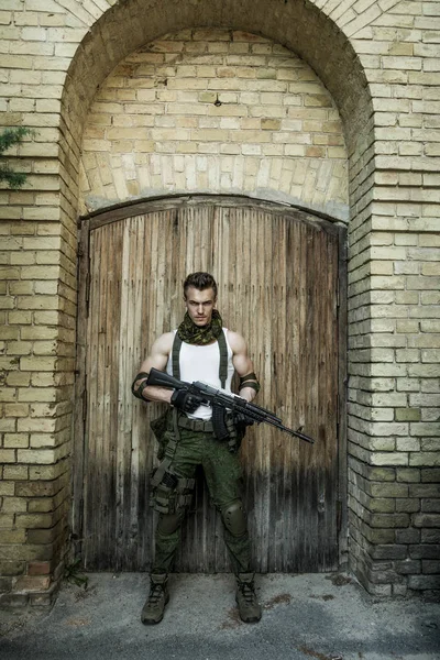 Soldato militare con fucile — Foto Stock