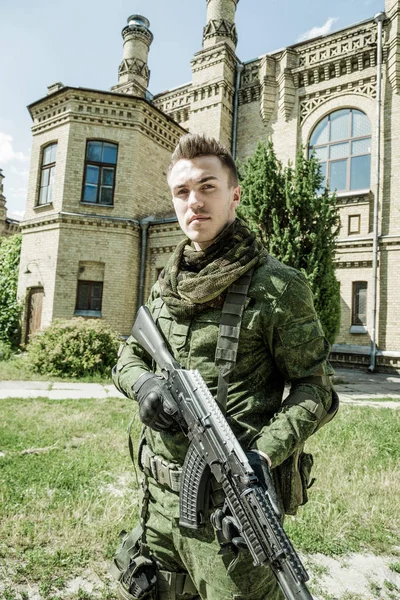 Militaria Żołnierz z karabinem — Zdjęcie stockowe