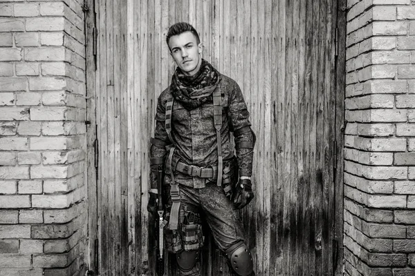 Bir tüfek ile askeri asker — Stok fotoğraf