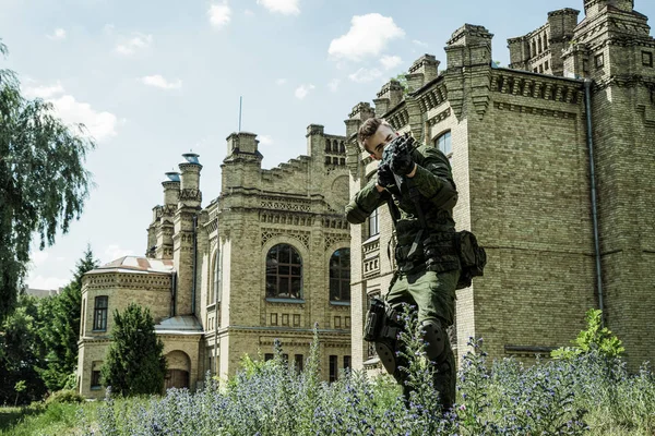 Militaria Żołnierz z karabinem — Zdjęcie stockowe