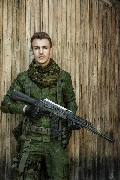 Військовий солдат з рушницею — стокове фото