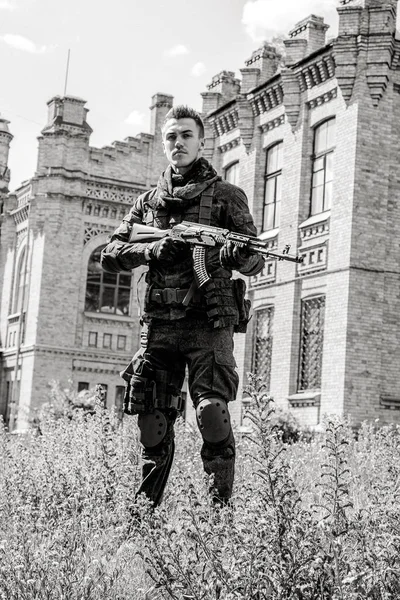 Soldat militaire avec un fusil — Photo