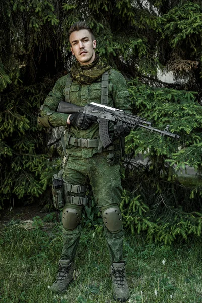 Soldado militar con rifle —  Fotos de Stock
