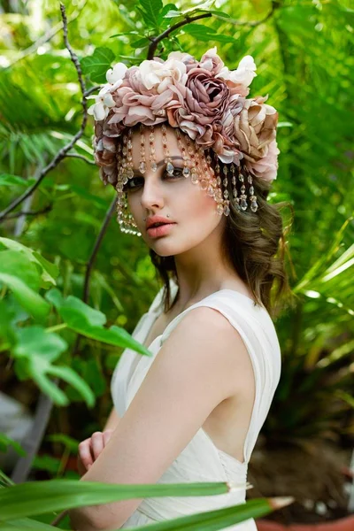 Mulher em chapéus elegantes — Fotografia de Stock