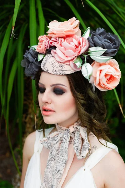 Mujer en elegante headwear — Foto de Stock