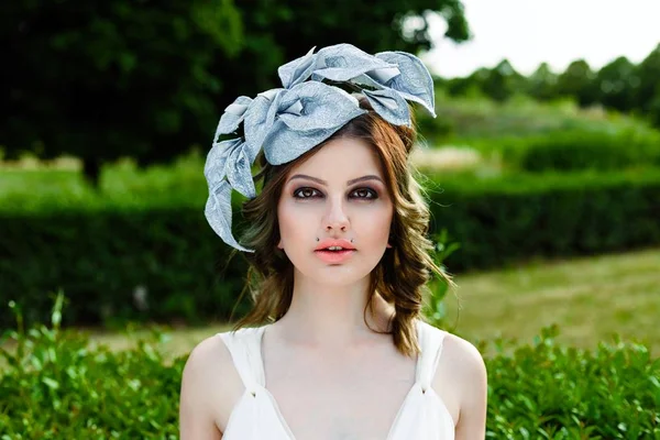 Žena v elegantní čepice — Stock fotografie