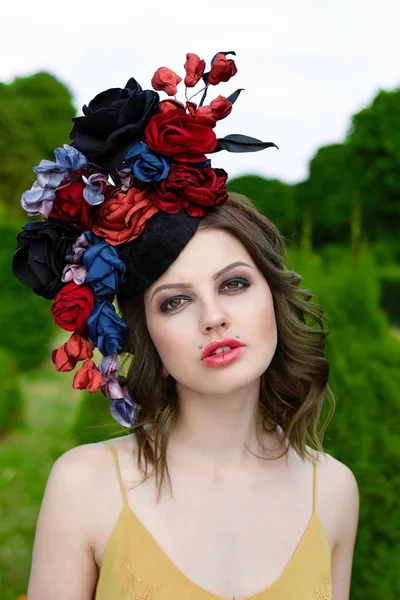 Mulher em chapéus elegantes — Fotografia de Stock