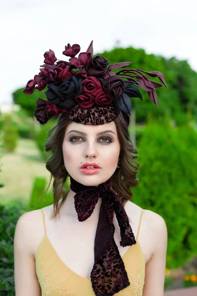 Mujer en elegante headwear —  Fotos de Stock