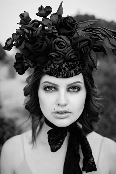 Frau in eleganter Kopfbedeckung — Stockfoto