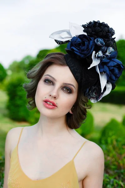 Frau in eleganter Kopfbedeckung — Stockfoto