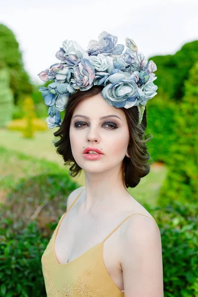 Mulher em chapéus elegantes — Fotografia de Stock