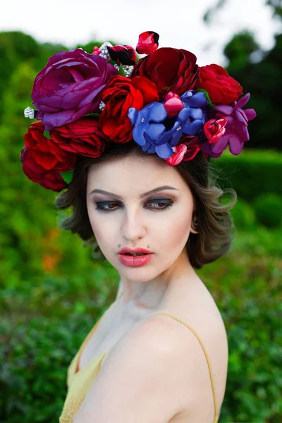 Vrouw in elegante hoofddeksels — Stockfoto